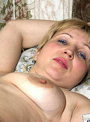 Horny femme mature se réveille avec un énorme gode