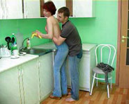Lewd fils séduit sa charmante mère dans la cuisine